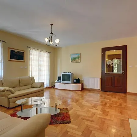 Nina ヴィラ メドゥリン