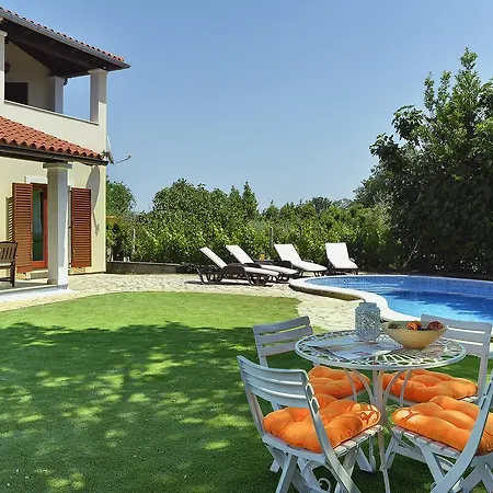 Nina メドゥリン