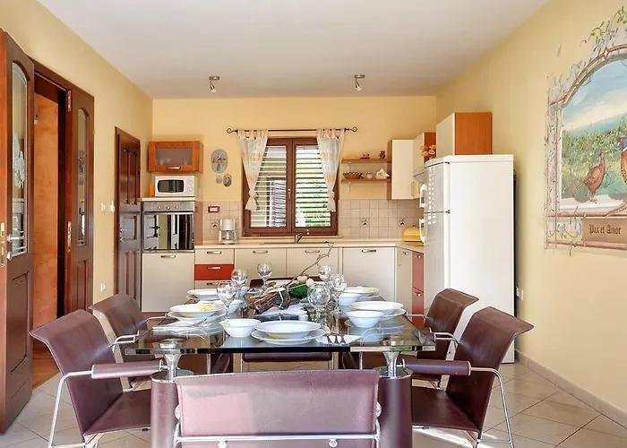 Nina 빌라 메덜린