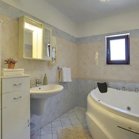 Nina Вилла Медулин